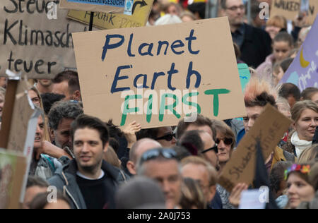 Frankfurt am Main, Deutschland. 20 Sep, 2019. Tausende Demonstranten marschierten durch die Innenstadt. Die Teilnehmer folgen dem Aufruf der Bewegung Freitags für Zukunft und wollen für mehr Klimaschutz zu kämpfen. Sie wollen die Aufrufe zu Streiks und Proteste in der ganzen Welt. Quelle: dpa Picture alliance/Alamy leben Nachrichten Stockfoto