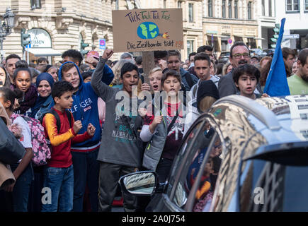 Frankfurt am Main, Deutschland. 20 Sep, 2019. Tausende von Demonstranten ziehen durch die Innenstadt. Studenten erhalten in der Weise des Autos. Die Teilnehmer folgen dem Aufruf der Bewegung Freitags für Zukunft und wollen für mehr Klimaschutz zu kämpfen. Sie wollen die Aufrufe zu Streiks und Proteste in der ganzen Welt. Quelle: dpa Picture alliance/Alamy leben Nachrichten Stockfoto