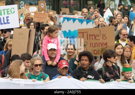 Frankfurt am Main, Deutschland. 20 Sep, 2019. Tausende von Demonstranten ziehen durch die Innenstadt. Die Teilnehmer folgen dem Aufruf der Bewegung Freitags für Zukunft und wollen für mehr Klimaschutz zu kämpfen. Sie wollen die Aufrufe zu Streiks und Proteste in der ganzen Welt. Quelle: dpa Picture alliance/Alamy leben Nachrichten Stockfoto