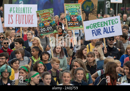 Frankfurt am Main, Deutschland. 20 Sep, 2019. Tausende von Demonstranten ziehen durch die Innenstadt. Die Teilnehmer folgen dem Aufruf der Bewegung Freitags für Zukunft und wollen für mehr Klimaschutz zu kämpfen. Sie wollen die Aufrufe zu Streiks und Proteste in der ganzen Welt. Quelle: dpa Picture alliance/Alamy leben Nachrichten Stockfoto