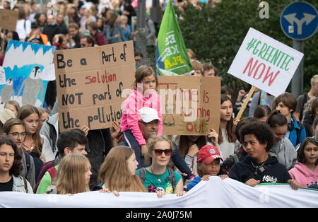 Frankfurt am Main, Deutschland. 20 Sep, 2019. Tausende von Demonstranten ziehen durch die Innenstadt. Die Teilnehmer folgen dem Aufruf der Bewegung Freitags für Zukunft und wollen für mehr Klimaschutz zu kämpfen. Sie wollen die Aufrufe zu Streiks und Proteste in der ganzen Welt. Quelle: dpa Picture alliance/Alamy leben Nachrichten Stockfoto