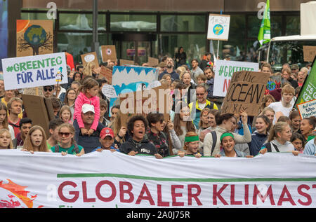 Frankfurt am Main, Deutschland. 20 Sep, 2019. Tausende von Demonstranten ziehen durch die Innenstadt. Die Teilnehmer folgen dem Aufruf der Bewegung Freitags für Zukunft und wollen für mehr Klimaschutz zu kämpfen. Sie wollen die Aufrufe zu Streiks und Proteste in der ganzen Welt. Quelle: dpa Picture alliance/Alamy leben Nachrichten Stockfoto