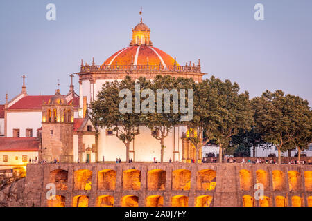 Kloster von Serra do Pilar vom Miradouro da Vitoria bei Sonnenuntergang, Porto, Portugal Stockfoto