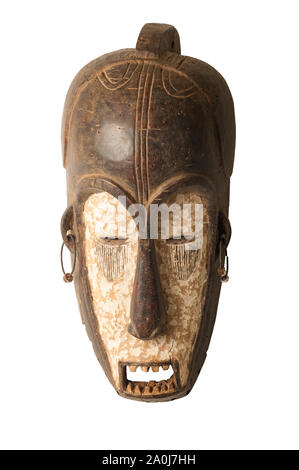 Eine Afrikanische zeremoniellen Maske in der Form einer weiblichen Figur in Holz isoliert auf weißem geschnitzt. Stockfoto