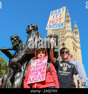 Westminster, London, UK, 20. Sep 2019. Kinder Protest auf die "Bürger von Calais" Statue von Rodin. Zehntausende von Kindern, Jugendlichen und Erwachsenen Protest für Klimaschutz und gegen die Ursachen des Klimawandels in der britischen Hauptstadt. Viele ähnliche Proteste statt in Städten rund um die Welt in einem Tag globaler Klimaschutz, an einer Veranstaltung der Jungen Mitkämpfer Greta Thunberg ausgelöst, die das globale Klima Streik in New York besucht. Credit: Imageplotter/Alamy leben Nachrichten Stockfoto