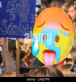 Westminster, London, UK, 20. Sep 2019. Zehntausende von Kindern, Jugendlichen und Erwachsenen Protest für Klimaschutz und gegen die Ursachen des Klimawandels in der britischen Hauptstadt. Viele ähnliche Proteste statt in Städten rund um die Welt in einem Tag globaler Klimaschutz, an einer Veranstaltung der Jungen Mitkämpfer Greta Thunberg ausgelöst, die das globale Klima Streik in New York besucht. Credit: Imageplotter/Alamy leben Nachrichten Stockfoto