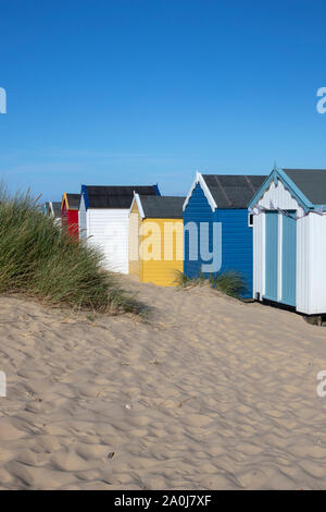 Umkleidekabinen am Strand vor blauem Himmel, Southwold, Suffolk, England Stockfoto