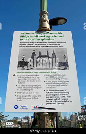 Hinweis an die Hammersmith Bridge, London, England, von Transport for London und Hammersmith und Fulham und Rat, zur Geschichte der Brücke und Wiederherstellung Stockfoto