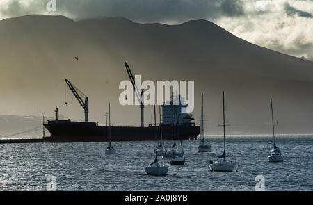Berge, das Meer und die Boote in der Bucht von Ushuaia, in Argentinien, das Ende der Welt. Stockfoto