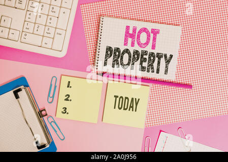 Text Zeichen zeigen Hot Property. Business Foto Text etwas, was nach oder ist stark Deanalysisded Schreibbedarf und Computer stopft beantragt wird, Stockfoto