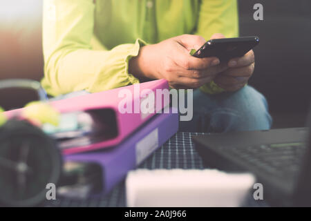 Hände von Frau mit Handy für Zahlungen online shopping mit Laptop und Dokument auf dem Tisch. Geschäftliche und finanzielle Konzept. Stockfoto