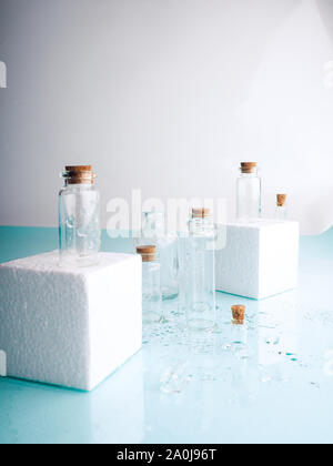 Wenige transparente Flaschen, Wasser spritzt. Leere Glasflaschen Stockfoto