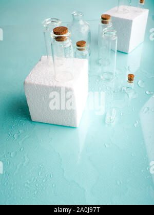 Wenige transparente Flaschen, Wasser spritzt. Leere Glasflaschen Stockfoto