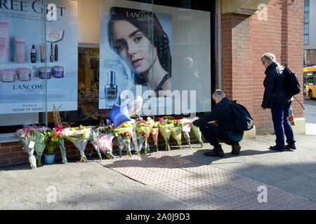 Blumen an der Szene des Jüngsten tödlichen Erstechen, in Nottingham. Stockfoto