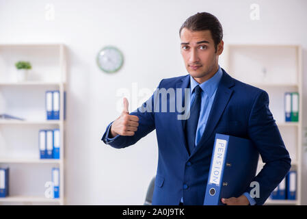 Der junge Mann Buchhalter die Arbeit im Büro Stockfoto