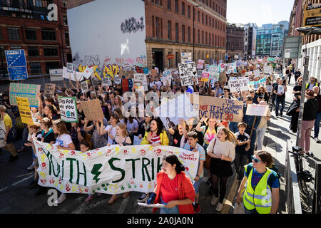 Manchester, Großbritannien. 20. September, 2019. Tausende Menschen die Straßen der Stadt am Nachmittag das Bewusstsein für den Klimawandel zu sensibilisieren. Die Demonstration wurde organisiert, die mit der UN-Klimapolitik Gipfel, die in New York in der nächsten Woche gehalten wird. Ähnliche Demonstrationen waren auch alle um das Land gehalten. Andy Barton/Alamy leben Nachrichten Stockfoto