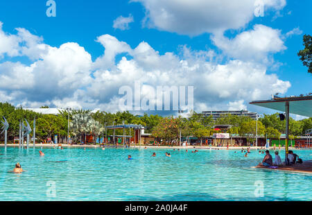 CAIRNS, AUSTRALIEN - 11 November, 2018: Atemberaubende öffentliches Schwimmbad Stockfoto