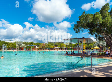 CAIRNS, AUSTRALIEN - 11 November, 2018: Atemberaubende öffentliches Schwimmbad Stockfoto