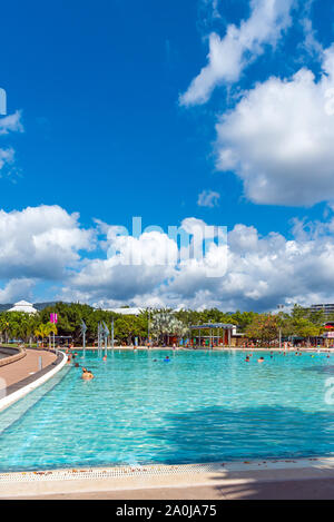 CAIRNS, AUSTRALIEN - 11 November, 2018: Atemberaubende öffentliches Schwimmbad. Vertikale Stockfoto