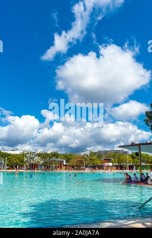 CAIRNS, AUSTRALIEN - 11 November, 2018: Atemberaubende öffentliches Schwimmbad. Vertikale Stockfoto