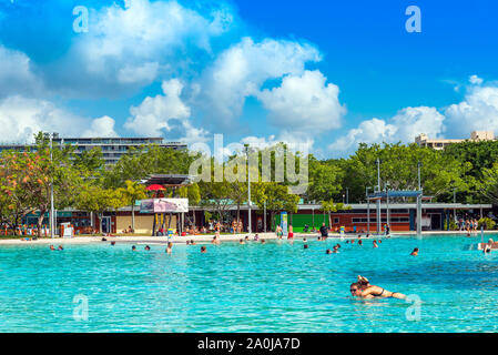 CAIRNS, AUSTRALIEN - 11 November, 2018: Atemberaubende öffentliches Schwimmbad Stockfoto