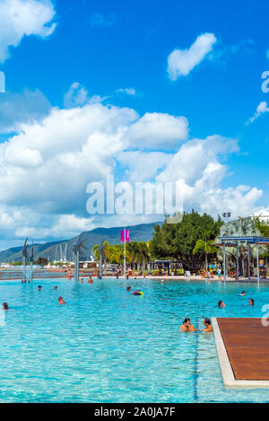 CAIRNS, AUSTRALIEN - 11 November, 2018: Atemberaubende öffentliches Schwimmbad. Vertikale Stockfoto