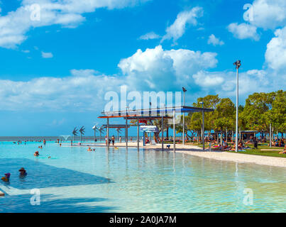 CAIRNS, AUSTRALIEN - 11 November, 2018: Atemberaubende öffentliches Schwimmbad Stockfoto