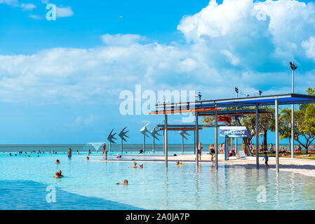 CAIRNS, AUSTRALIEN - 11 November, 2018: Atemberaubende öffentliches Schwimmbad Stockfoto