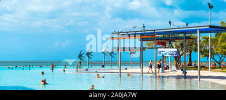 CAIRNS, AUSTRALIEN - 11 November, 2018: Atemberaubende öffentliches Schwimmbad Stockfoto