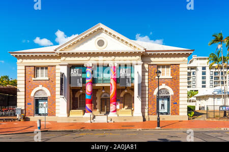 CAIRNS, AUSTRALIEN - 11. NOVEMBER 2018: Der Cairns Art Gallery. Kopieren Sie Platz für Text Stockfoto