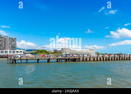 CAIRNS, AUSTRALIEN - 11 November, 2018: Blick über die Stadt Port. Kopieren Sie Platz für Text Stockfoto