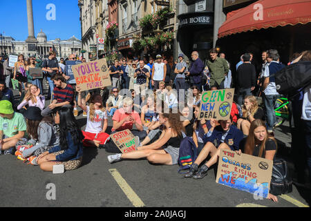 London, Großbritannien. 20. September 2019. Klimagerechtigkeit Demonstranten blockieren Whitehall während einer sitzen in Protest als Tausende Studierende, Schülerinnen und Schüler sich für ein globales Klima Streik in Central London die britische Schüler Klima Netzwerk Teil eines Tages von Klima Aktion organisierte acroos Städte Nachricht für Klimagerechtigkeit zu liefern vor dem UN-Klimagipfel in Notfällen am 23. September Credit: Amer ghazzal/Alamy leben Nachrichten Stockfoto