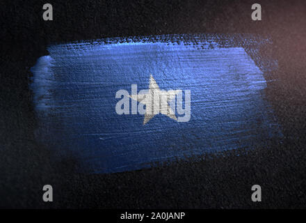 Somalia Flagge aus metallischen Bürste Farbe auf Grunge dunkle Wand Stockfoto