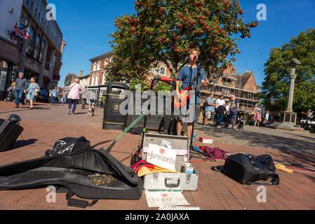 Busker Sänger und Gitarrist James Bell im Marktplatz, Crewe, Cheshire, Großbritannien Stockfoto