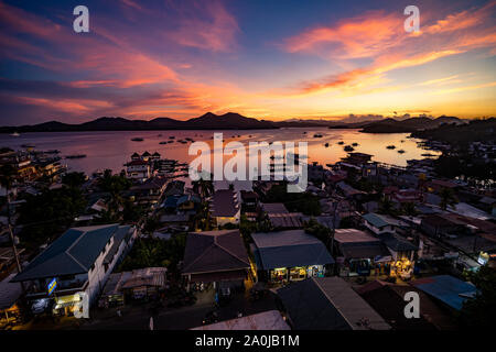 Blick auf den Sonnenuntergang über der Stadt von Coron, Philippinen Stockfoto