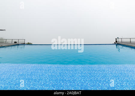 Infinity Pool mit Nebel weißer Hintergrund Stockfoto