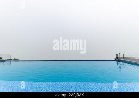 Infinity Pool mit Nebel weißer Hintergrund Stockfoto