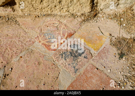 Mittelalterliche heraldischen polychrome Kacheln im netley Abbey, die Ruinen einer mittelalterlichen Zisterzienserkloster an der Südküste in Hampshire, Südengland Stockfoto