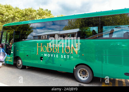 MATAMATA, NEUSEELAND - 10. OKTOBER 2018: Touristenbus in Hobbiton Movie Set Stockfoto