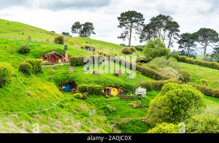 MATAMATA, NEUSEELAND - 10. OKTOBER 2018: Landschaft des Hobbiton Movie Set Stockfoto