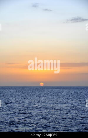 Sonne im Meer versinken Stockfoto