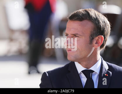 Paris, Frankreich. 20 Sep, 2019. Der französische Präsident Emmanuel Längestrich Adressen die Medien vor seinem Treffen mit Besuch libanesischen Ministerpräsidenten Saad Hariri (nicht abgebildet) im Elysee-palast in Paris, Frankreich, Sept. 20, 2019. Credit: Gao Jing/Xinhua/Alamy leben Nachrichten Stockfoto