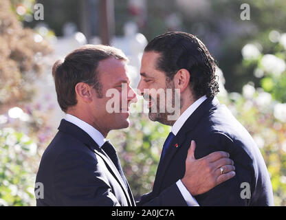 Paris, Frankreich. 20 Sep, 2019. Der französische Präsident Emmanuel Längestrich (L) begrüßt den Besuch libanesischen Ministerpräsidenten Saad Hariri vor ihrer Sitzung im Elysee-palast in Paris, Frankreich, Sept. 20, 2019. Credit: Gao Jing/Xinhua/Alamy leben Nachrichten Stockfoto