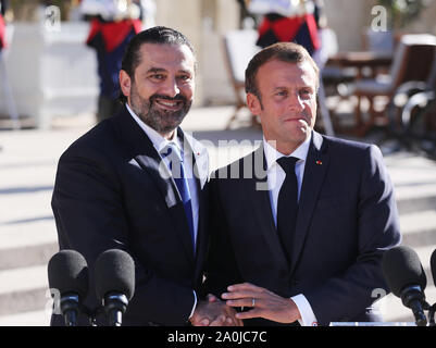 Paris, Frankreich. 20 Sep, 2019. Der französische Präsident Emmanuel Längestrich (R) schüttelt Hände mit Besuch libanesischen Ministerpräsidenten Saad Hariri vor ihrer Sitzung im Elysee-palast in Paris, Frankreich, Sept. 20, 2019. Credit: Gao Jing/Xinhua/Alamy leben Nachrichten Stockfoto