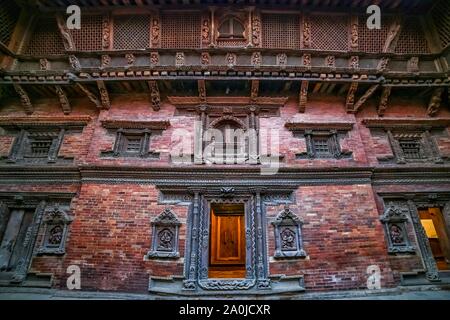 Nepalesische traditionellen Stil Fenster, Türen und Holzschnitzereien an den Wänden eines alten Palastes. Stockfoto