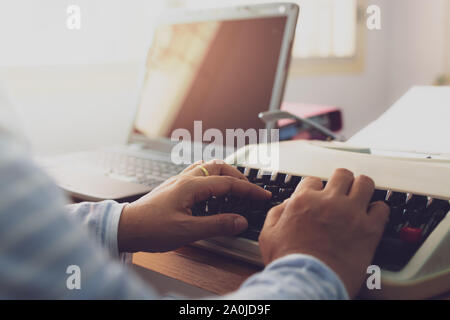 Hände von Frau Tippen auf Schreibtisch im Büro. Office Life Konzept. Stockfoto