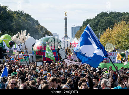 Berlin, Deutschland. 20 Sep, 2019. Demonstranten nehmen an den globalen Klimawandel Protesttag vor dem Brandenburger Tor. Die Demonstranten folgen dem Aufruf für ein globales Klima Streik und wollen für mehr Klimaschutz zu kämpfen. Sie wollen die Aufrufe zu Streiks und Proteste in der ganzen Welt. Credit: Fabian Sommer/dpa/Alamy leben Nachrichten Stockfoto