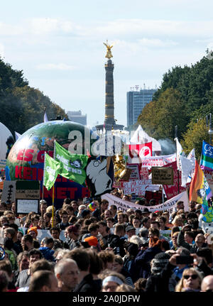 Berlin, Deutschland. 20 Sep, 2019. Demonstranten nehmen an den globalen Klimawandel Protesttag vor dem Brandenburger Tor. Die Demonstranten folgen dem Aufruf für ein globales Klima Streik und wollen für mehr Klimaschutz zu kämpfen. Sie wollen die Aufrufe zu Streiks und Proteste in der ganzen Welt. Credit: Fabian Sommer/dpa/Alamy leben Nachrichten Stockfoto