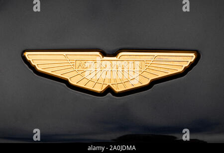 Die goldenen Flügel Logo von Aston Martin auf einem Auto Motorhaube Stockfoto