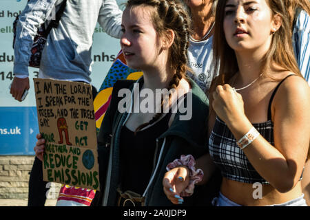 Hereford, Großbritannien. 20 Sep, 2019. Demonstranten auf die Straße, als Teil des globalen Klimawandels Streik in Hereford, Herefordshire, Vereinigtes Königreich am 20. September 2019. Der weltweite Tag der Aktion hat Tausende von Menschen auf der ganzen Welt auf die Straße gesehen für Maßnahmen gegen den Klimawandel, die von Regierung und Industrie zu nennen. Quelle: Jim Holz/Alamy leben Nachrichten Stockfoto